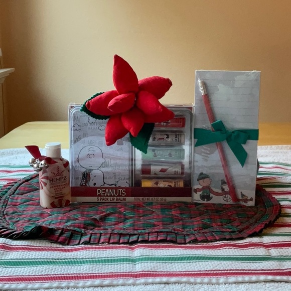 🎄PEANUTS LIP BALM BUNDLE🎄